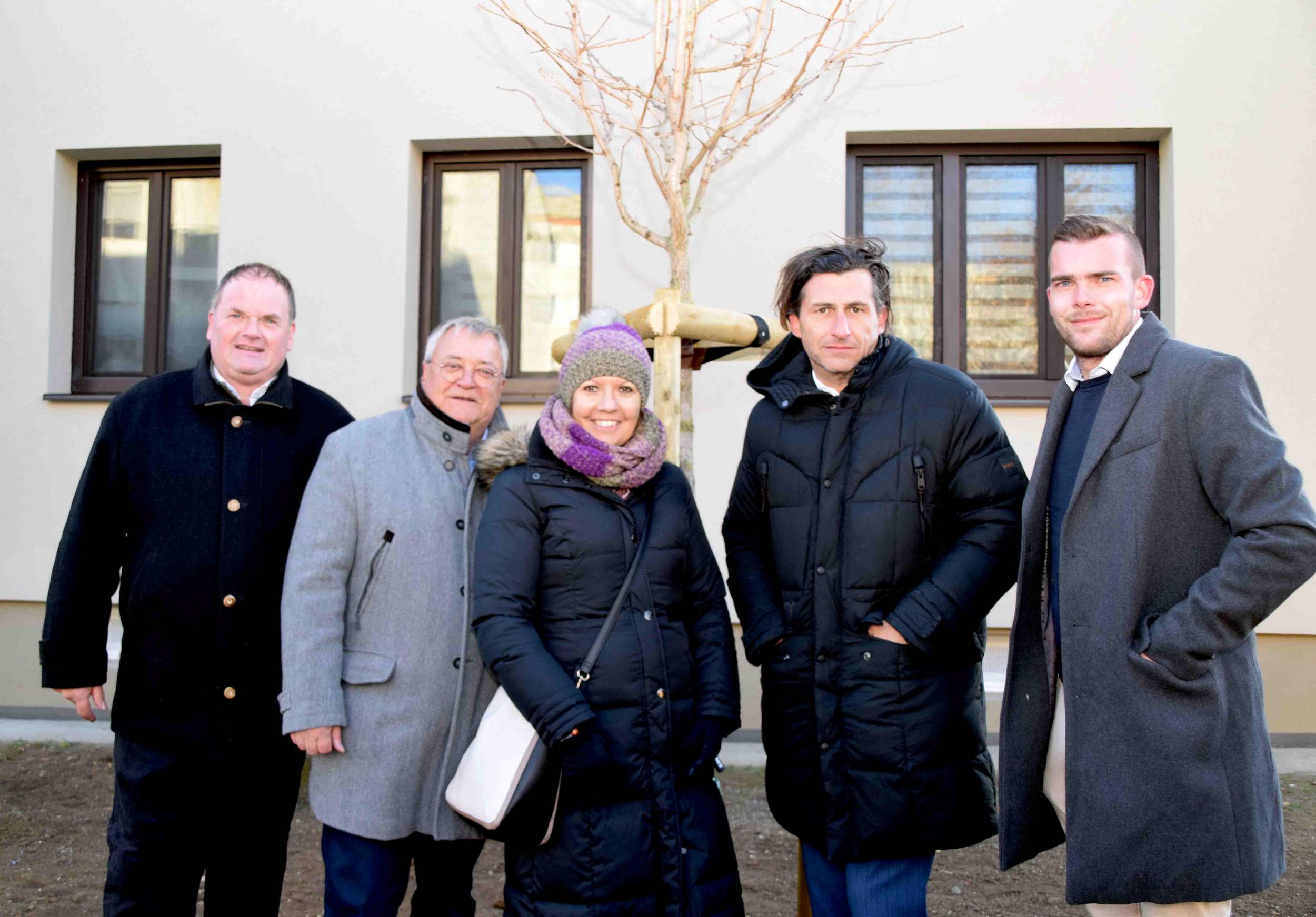 StR Manfred Daniel sowie Reinhard Dittrich, Ing. Sabine Weißkircher (Leyer & Graf) Johannes Wild und Manuel Haider (Immobilien Wild) (v. l.) übernahmen die Kosten für die gepflanzten Bäume.  Foto: Gabriele Hohenegger 